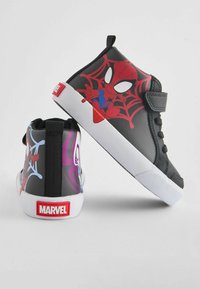 Zwarte hoge sneakers met Spider-Man graphics, witte zolen en een rode "MARVEL" logo op de hiel. Klittenbandsluiting en veters.