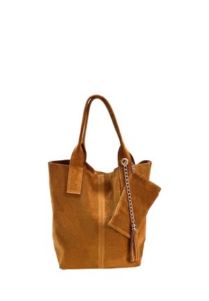 Braune Wildleder-Shopper-Tasche mit zwei Griffen und angebrachtem kleinem Beutel mit Metallkette und Quaste vor weißem Hintergrund.
