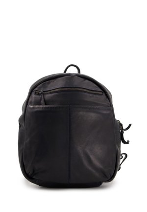 Sac à dos en cuir noir avec une forme arrondie, fermeture zippée supérieure, poche avant et détail zippé sur le côté. Texture lisse et solide poignée supérieure.