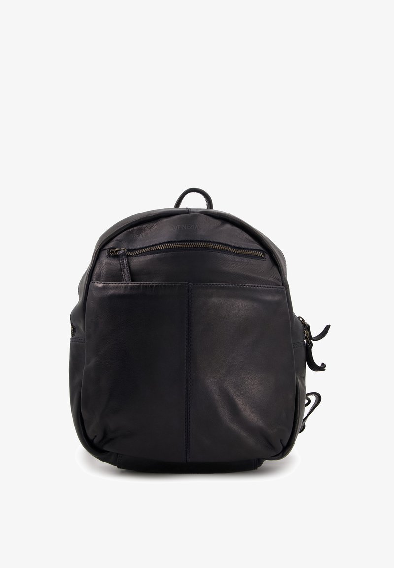 Sac à dos en cuir noir avec une forme arrondie, fermeture zippée supérieure, poche avant et détail zippé sur le côté. Texture lisse et solide poignée supérieure.
