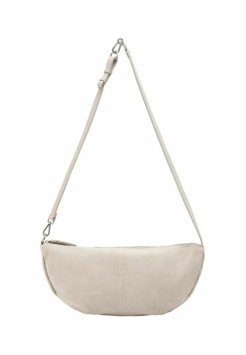 Sac à épaule en cuir beige de forme arrondie, avec une bandoulière réglable et des éléments en métal argenté. Texture lisse avec un minimum de détails de couture.