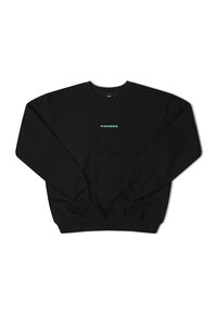 Sudadera negra de cuello redondo y mangas largas, con la palabra "FORMER" impresa en letras verdes pequeñas centradas en el pecho.