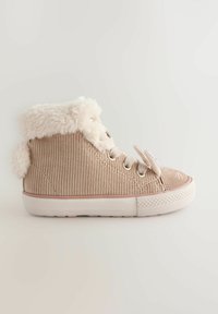 Beige színű kisgyermek sneaker fehér gumi talppal, műszőrme szegéllyel, szövet nyuszifülekkel a fűzőn és hímzett bajuszokkal a lábujjrészen.