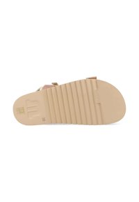 Tan rubber sandaal zool met geribbelde textuur, subtiele branding en maat indicatie, toont een platte vorm voor comfort.