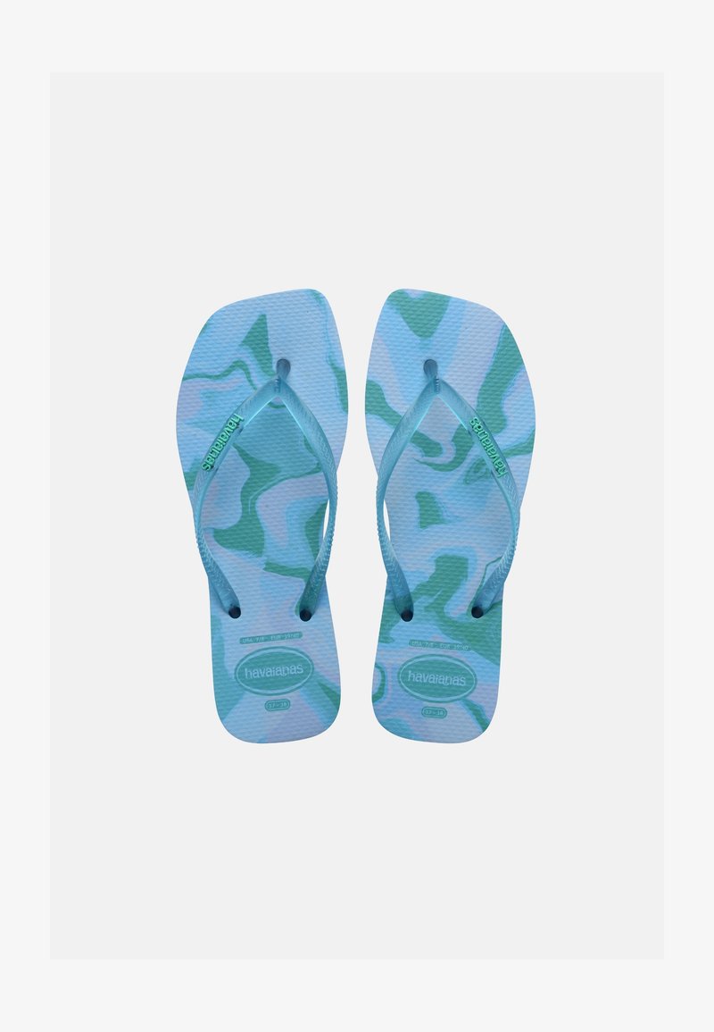 Par de chanclas con estampado de camuflaje azul y verde, con suelas texturizadas y tiras con marca, vistas desde arriba sobre fondo blanco.