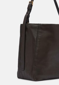 Borsa a spalla in pelle marrone scuro con tracolla regolabile e cuciture visibili sulla superficie liscia, su uno sfondo semplice.