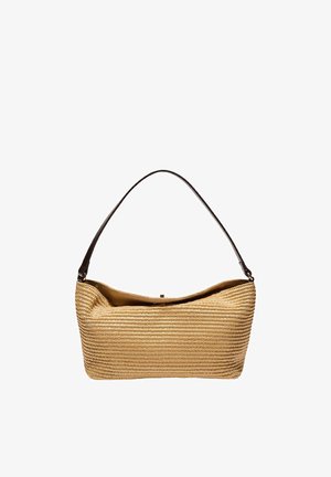 Rektangulær tanfarvet vævet håndtaske med en enkelt mørkebrun skulderrem og lukning med lynlås øverst.