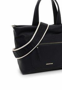 Zwarte handtas van getextureerd leer met twee handvatten, voorzien van een ritssluiting aan de voorkant en een verstelbare riem met patroon. Gouden logodetail aanwezig.
