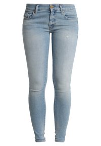 Vaqueros ajustados de color azul claro, confeccionados en denim, que presentan un diseño clásico de cinco bolsillos, costuras tonales y un ligero desgastado para un aspecto usado.