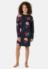 Sukienka z długim rękawem w granatowym materiale z dużymi różowymi kwiatowymi wzorami. Miękka tkanina, długość do kolan i luźny krój. Posiada okrągły dekolt i mankiety.