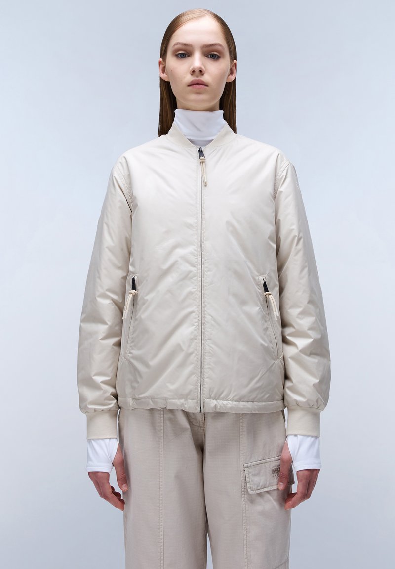 Beige bomberjack met een gladde afwerking, voorzien van een rits aan de voorkant, twee zijzakken, ribgebreide manchetten en een relaxed silhouet.