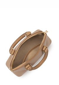 Borsa a tracolla in pelle beige a forma quadrata, con doppi manici superiori, hardware in tonalità oro e chiusura con zip. Interno foderato e spazioso.