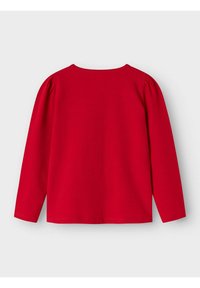 Rotes Langarmshirt mit rundem Halsausschnitt und gepufften Schulternähten. Aus weichem Stoff mit glatter Textur und schlichtem Design gefertigt.