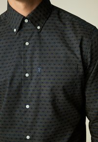 Next EASY IRON PRINTED OXFORD REGULAR FIT - Cămașă - navy blue yellow gold honeycomb