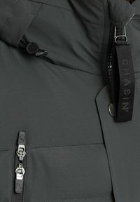 Chaqueta de plumas gris con una tela texturizada y elegante. Presenta cremalleras plateadas, una cinta de tracción con marca y toggles ajustables en la capucha.