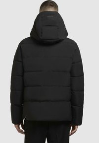 Schwarze gepolsterte Jacke mit einer Kapuze, die dicke horizontale Nähte, ein rechteckiges Patch auf dem Rücken und einen geraden Schnitt aufweist. Ideal für kaltes Wetter.