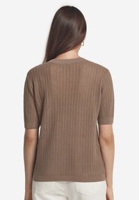 Brauner Strickpullover mit kurzen Ärmeln, ausgestattet mit einem strukturierten Rippenmuster und einem runden Halsausschnitt. Leicht und atmungsaktiv.