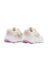 Zapatillas deportivas beige con acentos rosas. Parte superior de malla, lengüeta acolchada y suela blanca acolchada. Presenta un logotipo en el lado exterior y detalles texturizados.