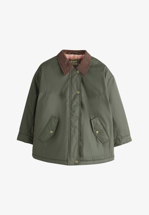Veste matelassée verte avec col en velours côtelé marron, fermeture à boutons-pression, deux poches à rabat inclinées, et doublure en polaire rose visible à l'intérieur du col.
