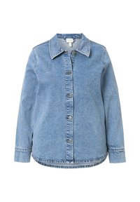 Chaqueta de mezclilla azul claro con cuello clásico, cierre de botones en la parte delantera, mangas largas y un dobladillo ligeramente curvado, con una textura sutil.