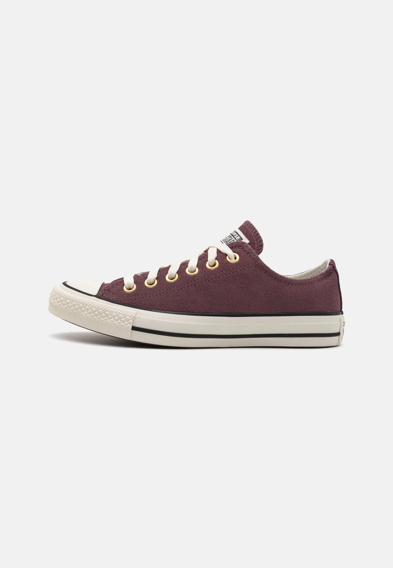 Burgundia värvi kanva sneakerid valge kummist varbakatte ja vahekihiga, millel on kuldsed silmad ja kreemjad paelad, madal disain, tekstureeritud pind.