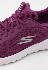Skechers GO WALK BUNGEE - Sportbačiai - plum