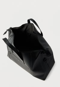 Geantă de voiaj neagră din piele netedă, cu un interior spațios, închidere cu fermoar în partea superioară și două mânere rezistente pentru transport.