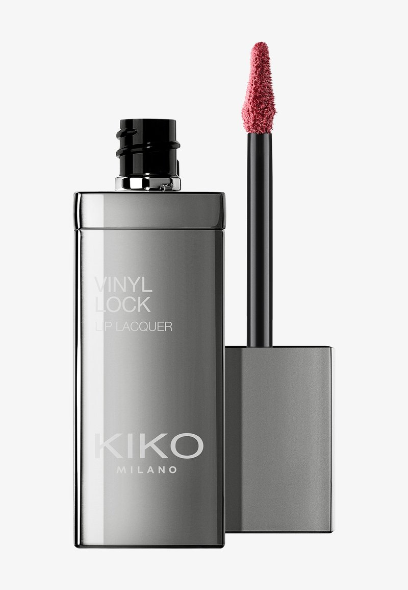 Vinyl Lock Lip-Lack in einer metallischen grauen Flasche, ausgestattet mit einem schwarzen Applikatorstab mit einer strukturierten pinken Spitze. KIKO Milano Branding sichtbar.