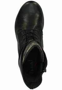 Stivale alla caviglia in pelle nera con punta rotonda, finitura testurizzata, design con lacci e interno foderato a fantasia colorata. Cerniera laterale regolabile.