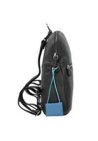Bolso cruzado de cuero negro con un acabado texturizado, dos compartimentos con cremallera, correas ajustables y un acento de etiqueta azul.