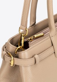 Sac à main en cuir beige avec une finition texturée, quincaillerie en or, fermeture éclair centrale et poche intérieure. Dispose de courtes poignées et d'une bandoulière réglable.