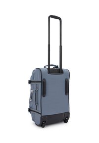 Rullväska i strukturerad blått tyg, med en utdragbar handtag, svarta accenter och två hjul för rörlighet.