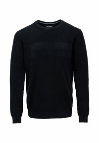 Suéter negro de punto con textura acanalada, cuello redondo y mangas largas. Presenta una banda horizontal suave a lo largo del pecho.