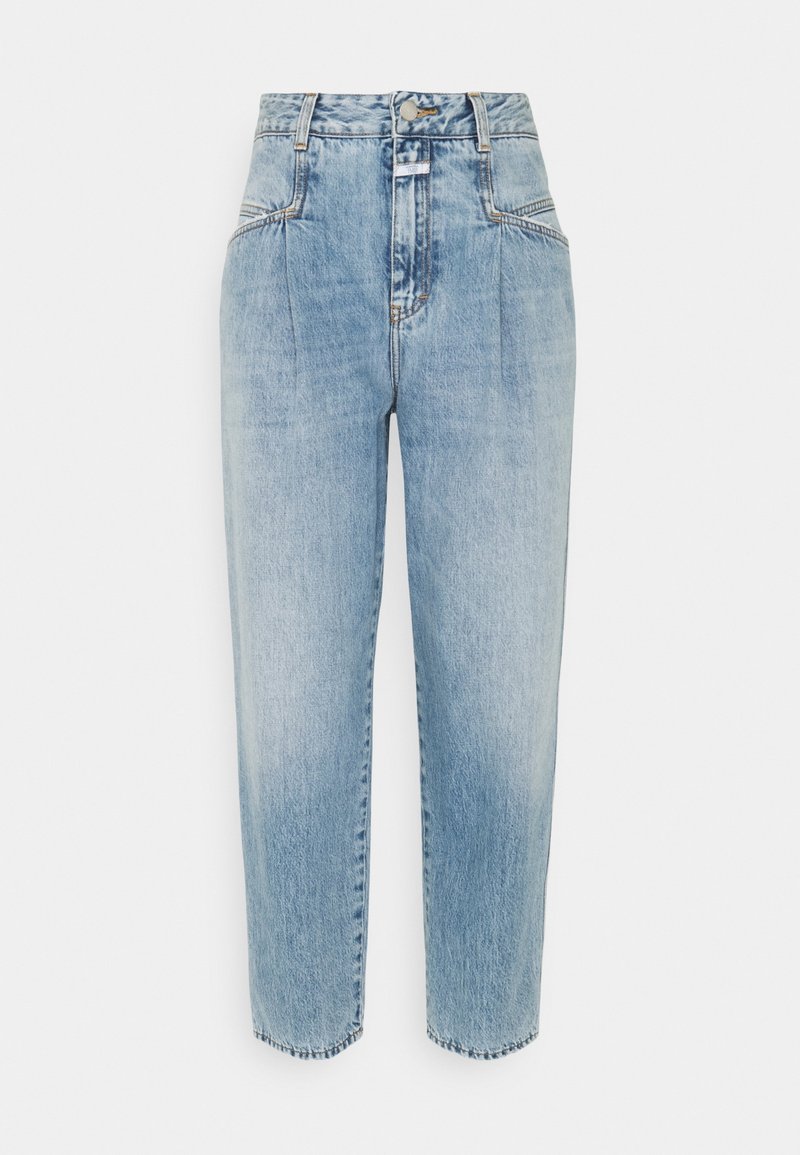 Jean en denim bleu clair taille haute avec fermeture devant à boutons et fermeture éclair, poches latérales et coupe droite.
