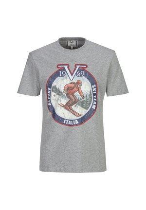Graues T-Shirt mit einer rot-blauen Vintage-Grafik eines Skifahrers und dem Text "1969 Alpine Ski Team Italia" auf der Vorderseite.