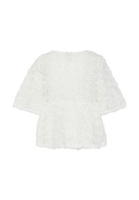 Fehér peplum top rövid, fodros ujjal, amelyen textúrált rózsaminta található. Könnyű anyagból készült.