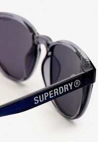 Superdry & Co FRAME - Gafas de sol - dove grey   smoke lens