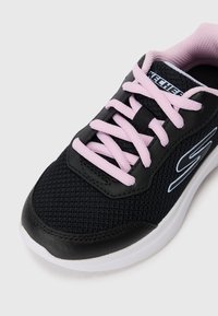 Schwarze Mesh-Sneaker mit rosa Schnürsenkeln und weißer Sohle; verfügt über eine glatte Zehenkappe und ein blaues Akzentlogo an der Seite.