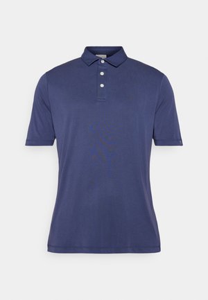 Námořnická modrá polo košile vyrobená z měkké tkaniny, s klasickým límečkem, zapínáním na tři knoflíky a krátkými rukávy. Minimalistický design, hladká textura.