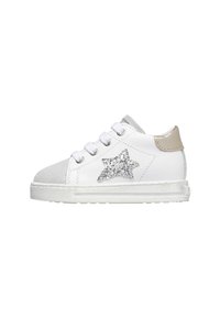 Sneaker bianco per toddler con punta grigia, stella glitter argento sul lato, lacci bianchi e linguetta metallica beige sul tallone.