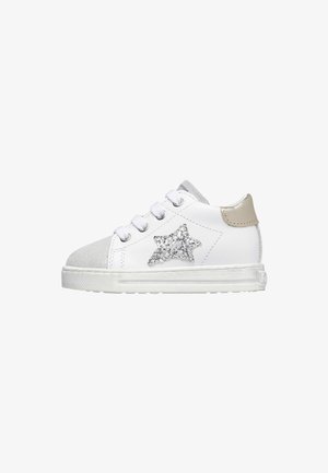 Sneaker bianco per toddler con punta grigia, stella glitter argento sul lato, lacci bianchi e linguetta metallica beige sul tallone.
