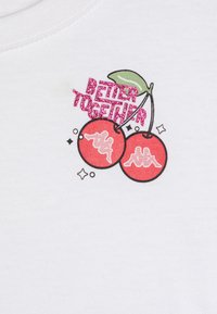 Hvid bomulds t-shirt med et grafisk design af to røde kirsebær med et grønt blad og teksten "BEDRE SAMMEN" i lyserøde glimmer.