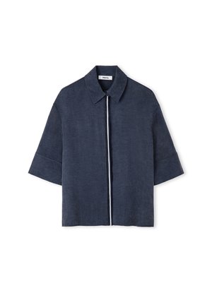 Camicia blu scuro a maniche corte con colletto appuntito e chiusura frontale con cerniera, esposta su sfondo bianco.