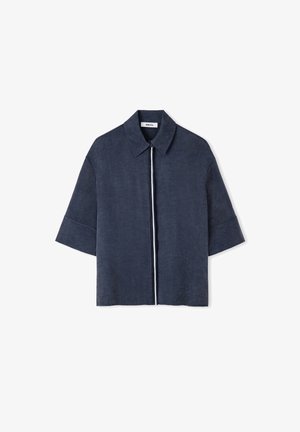 Dunkelblaues Kurzarmhemd mit spitzem Kragen und Reißverschluss vorne, vor weißem Hintergrund dargestellt.