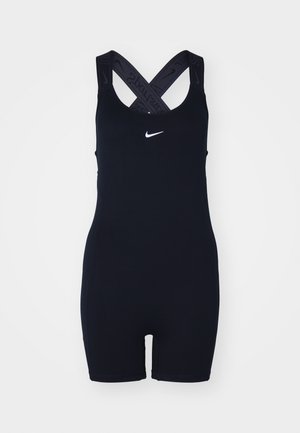 Melnas viengabala peldkostīms ar krusteniskām siksnām, pieguļoša forma un neliels balts Nike logotips priekšpusē. Izgatavots no gludas, elastīgas materiāla.