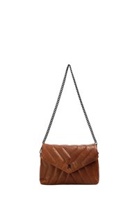 Bolso de hombro de cuero marrón acolchado con correa de cadena negra y pequeño emblema de calavera y tibias cruzadas en la tapa frontal.