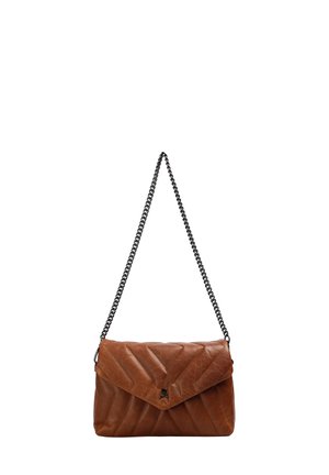 Bolso de hombro de cuero marrón acolchado con correa de cadena negra y pequeño emblema de calavera y tibias cruzadas en la tapa frontal.