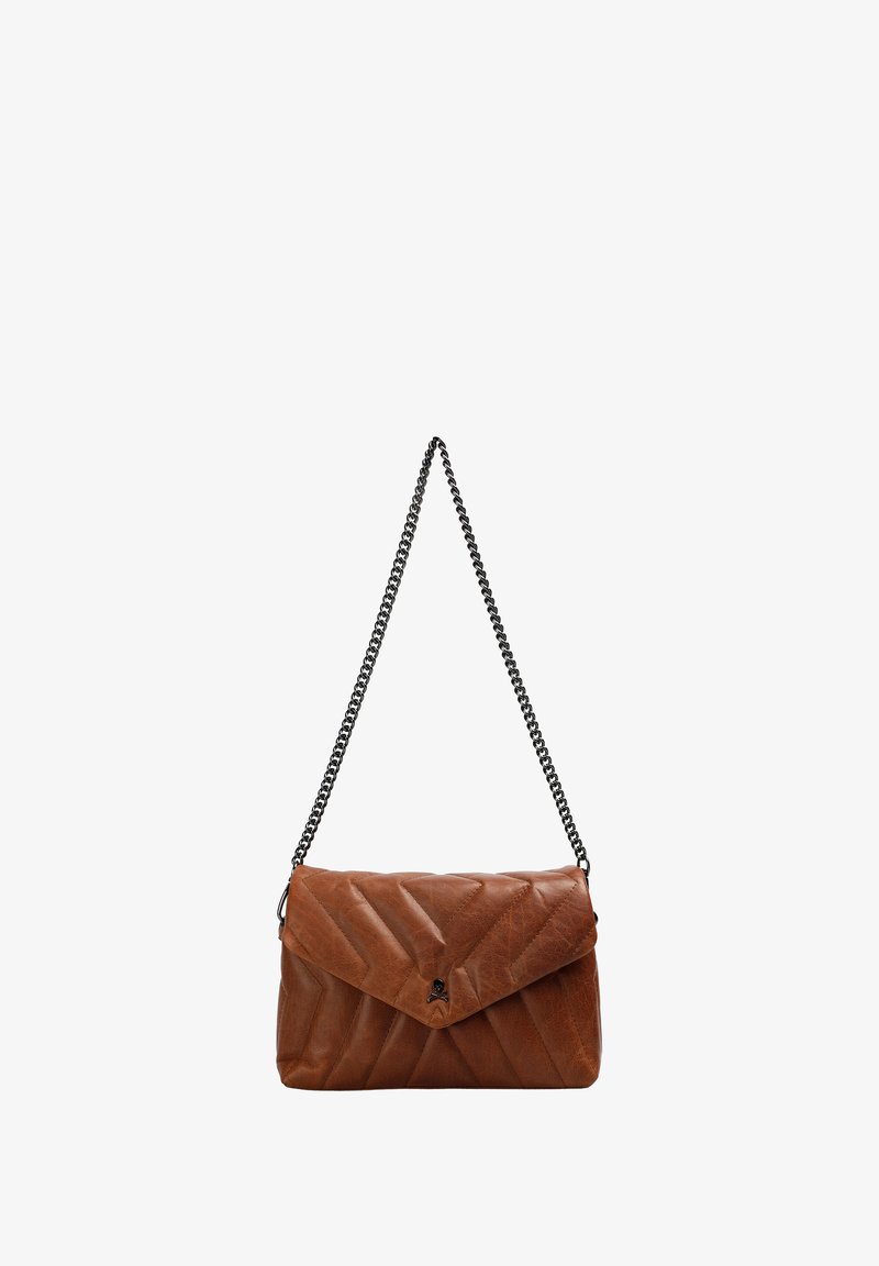 Bolso de hombro de cuero marrón acolchado con correa de cadena negra y pequeño emblema de calavera y tibias cruzadas en la tapa frontal.