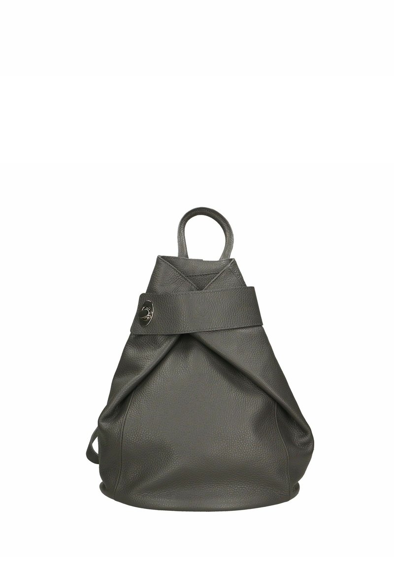 Šedý kožený batoh s trapezoidním tvarem, vybavený horním uchopem, skládací konstrukcí a kulatým kovovým akcentem na popruhu.