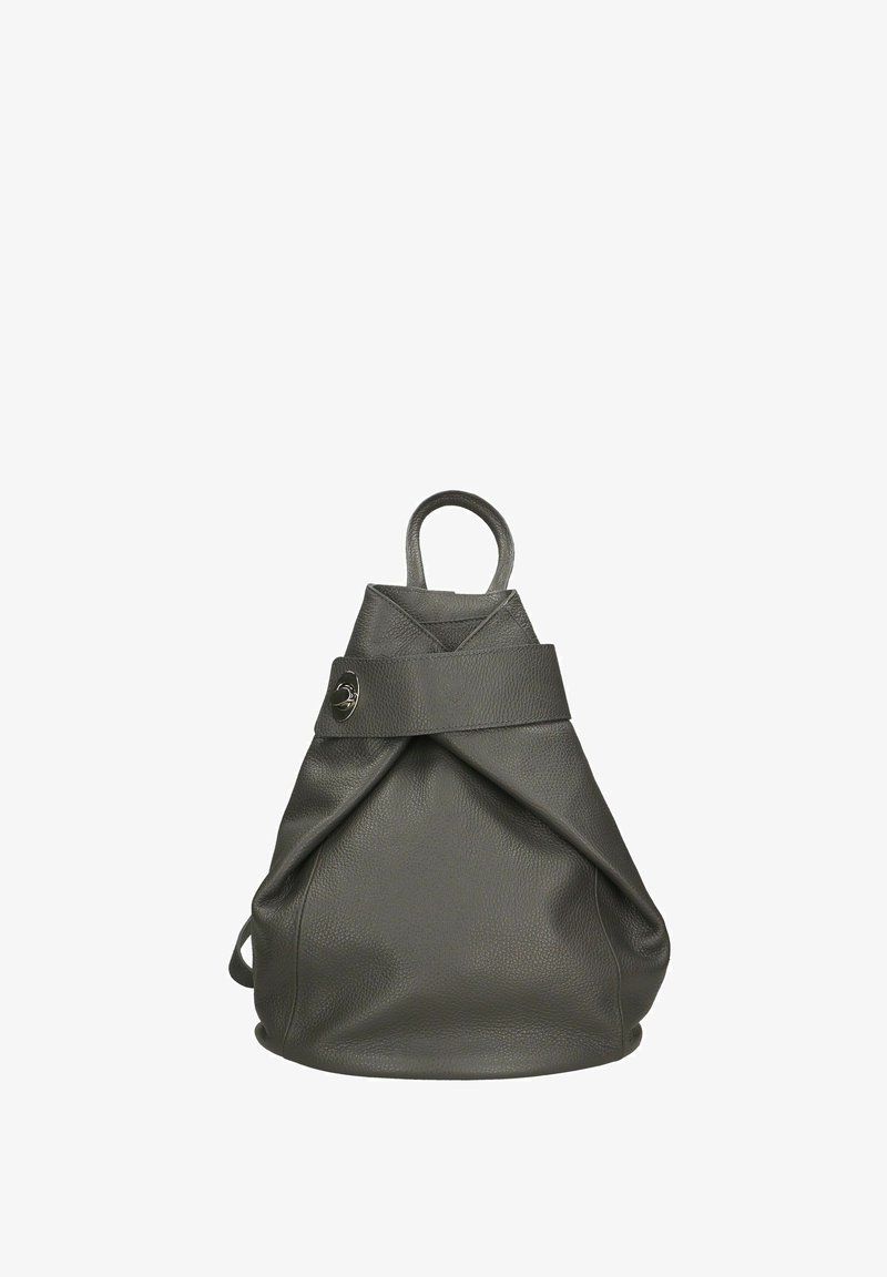 Grå läderryggsäck med en trapezoidal form, utrustad med ett handtag upptill, veckad design och en cirkulär metallackcent på remmen.